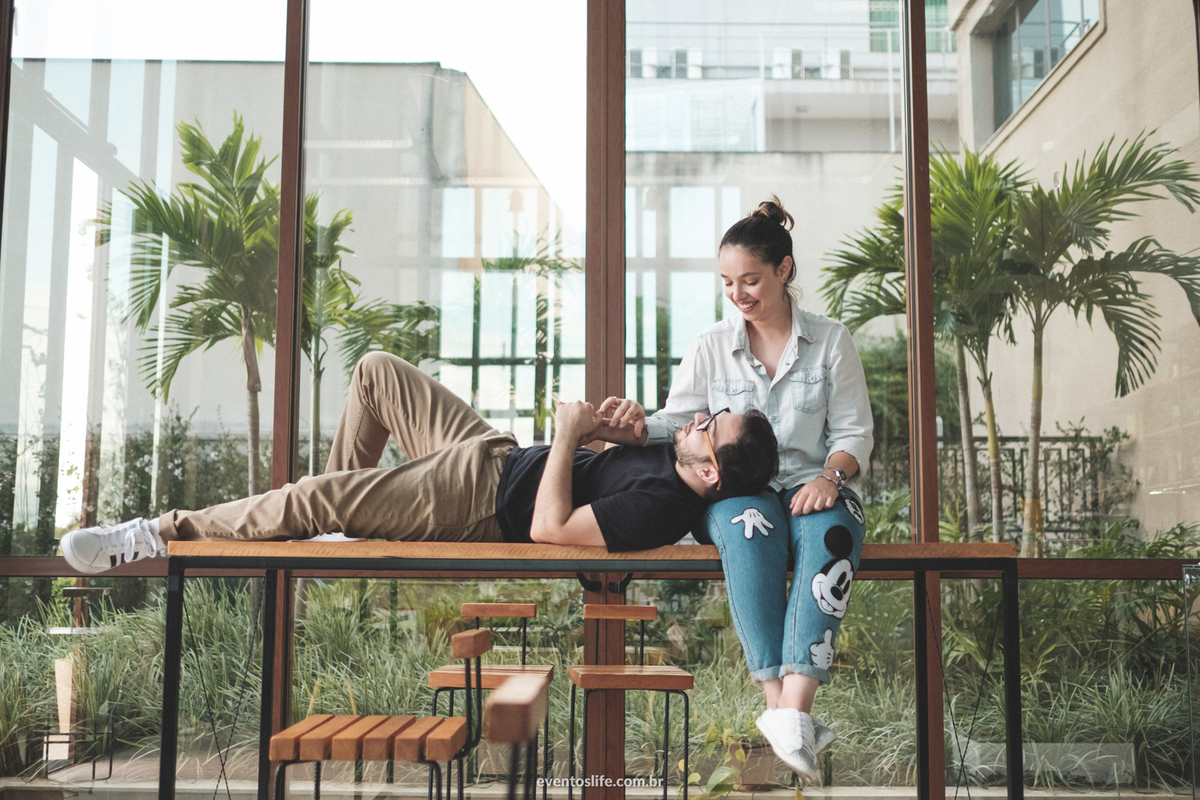 Ensaio Camila e Guilherme Life Fotografia de casamento sorocaba São Paulo Brasil Fotografia Espontânea Luz Natural Bendita Cafeína Coffee Lovers Amantes de Café Ensaio Pré Casamento Ensaio Fotográfico Criativo Noivos Yes I Do deitado no colo