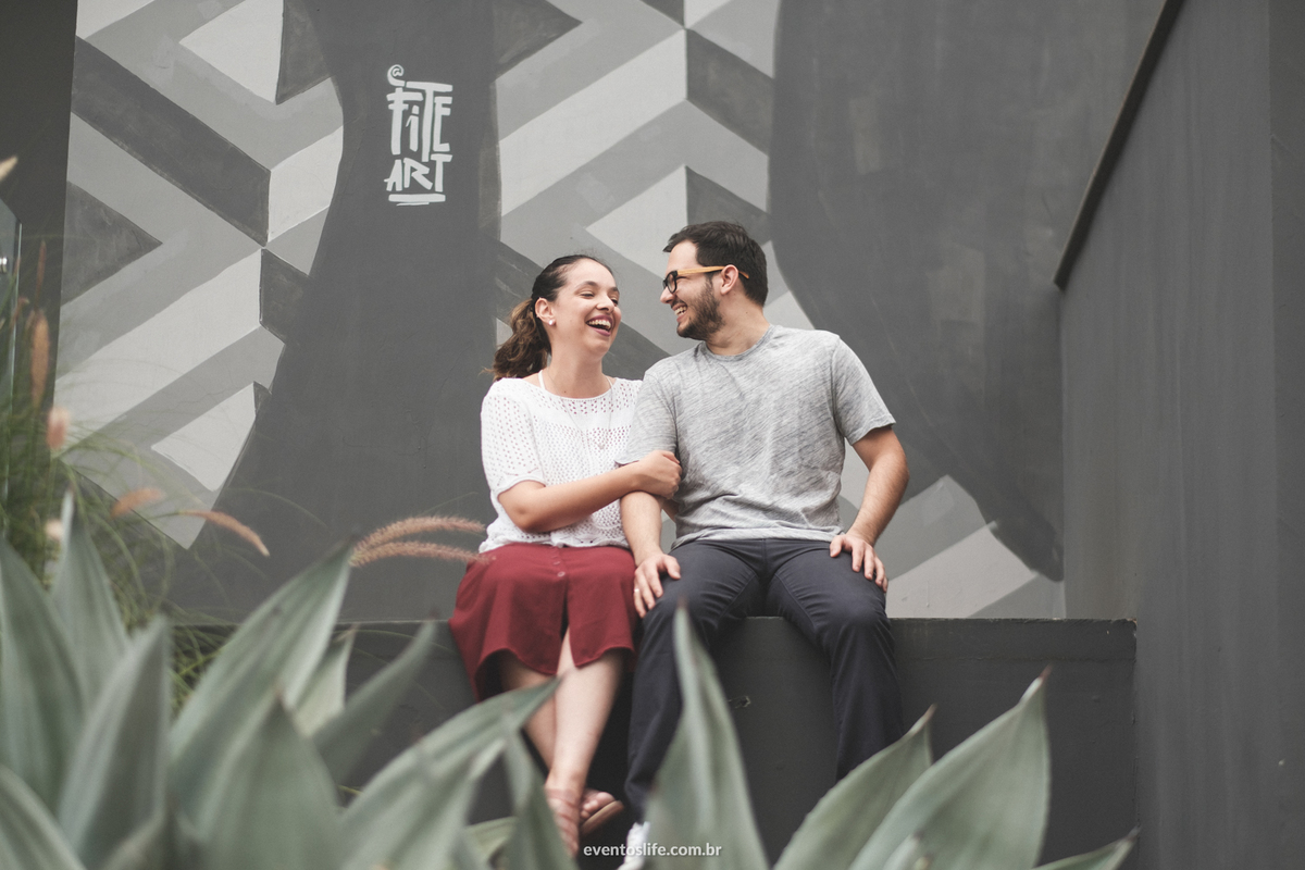 Ensaio Camila e Guilherme Life Fotografia de casamento sorocaba São Paulo Brasil Fotografia Espontânea Luz Natural Bendita Cafeína Coffee Lovers Amantes de Café Ensaio Pré Casamento Ensaio Fotográfico Criativo casal noivos risos 