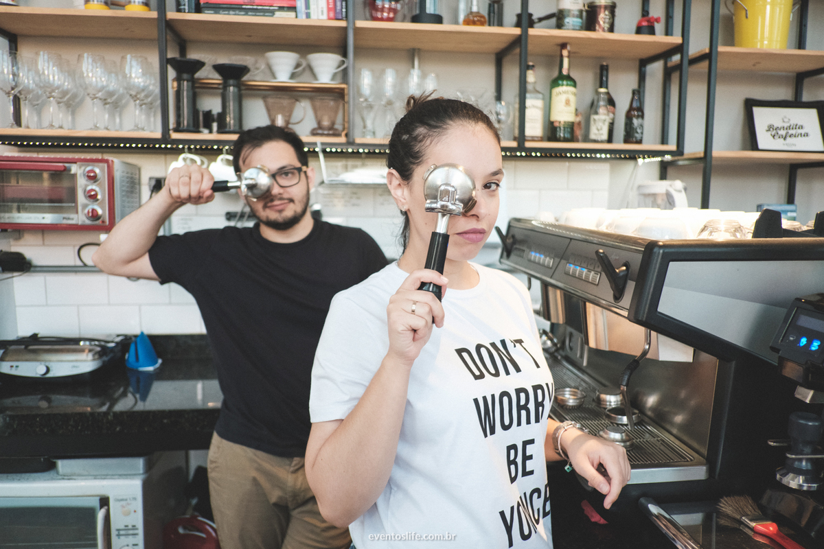 Ensaio Camila e Guilherme Life Fotografia de casamento sorocaba São Paulo Brasil Fotografia Espontânea Luz Natural Bendita Cafeína Coffee Lovers Amantes de Café Ensaio Pré Casamento Ensaio Fotográfico Criativo Noivos Yes I Do Baristas