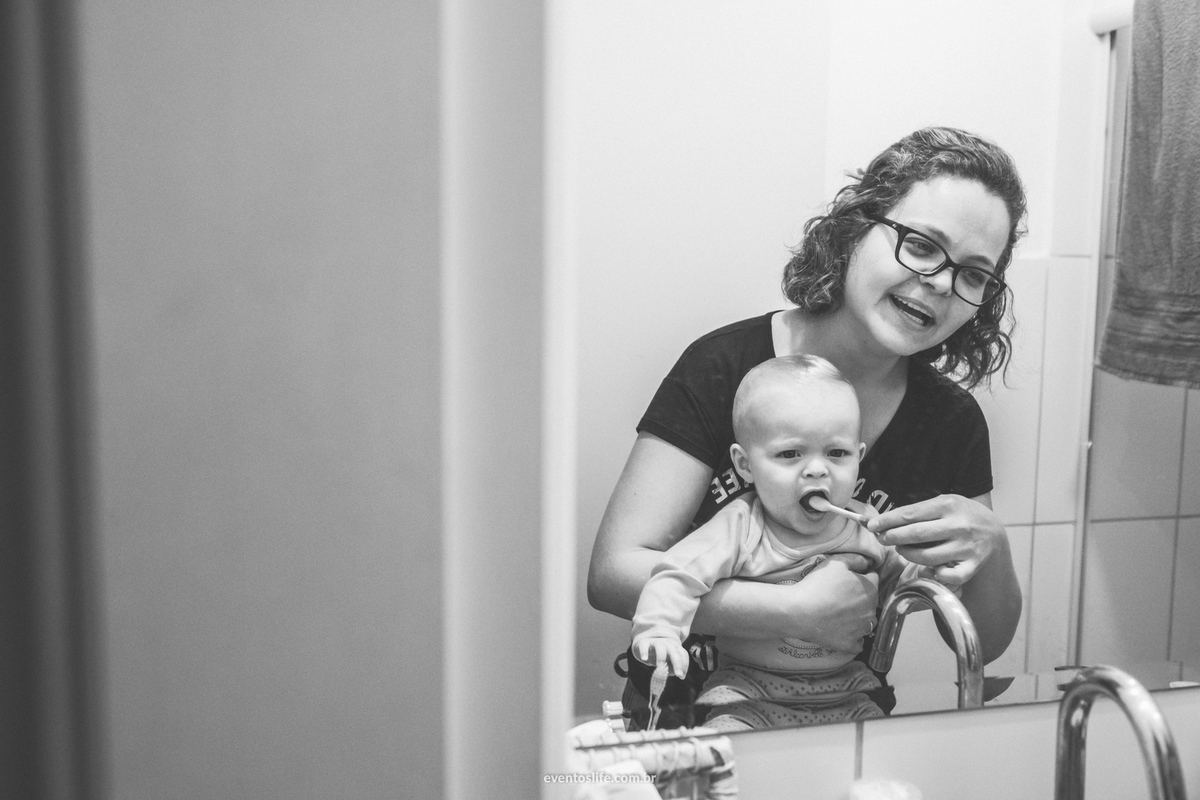 Acompanhamento primeiro ano infantil Bento Life Fotografia de família Sorocaba São Paulo Ensaio Fotográfico de criança bebê documentário crescimento primeiros passos Cyndi Omoto Alex Oliveira Amor Love Escovando os dentes