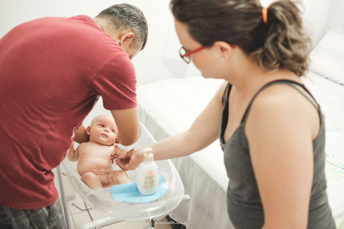 Acompanhamento primeiro ano infantil Bento Life Fotografia de família Sorocaba São Paulo Ensaio Fotográfico de criança bebê documentário crescimento primeiros passos Cyndi Omoto Alex Oliveira Amor Love Dando banho no bebê