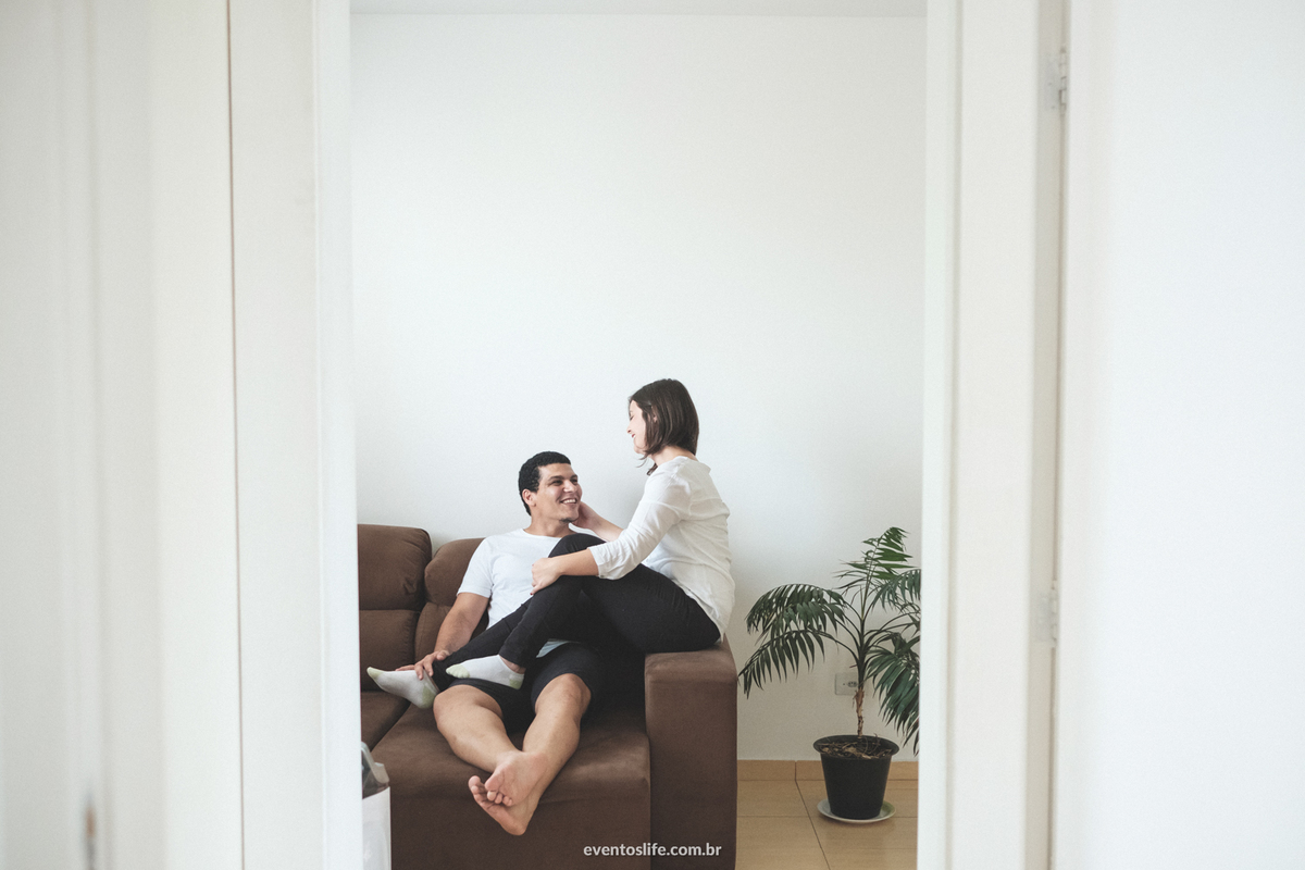 Ensaio Casal, Pré casamento, pré wedding, fotos em casa, namorados, noivos, vida a dois, amor, união, Life Fotografia, Cyndi Omoto, Alex Oliveira, Fotografia Criativa, Fotografia Espontânea, sentados no sofá