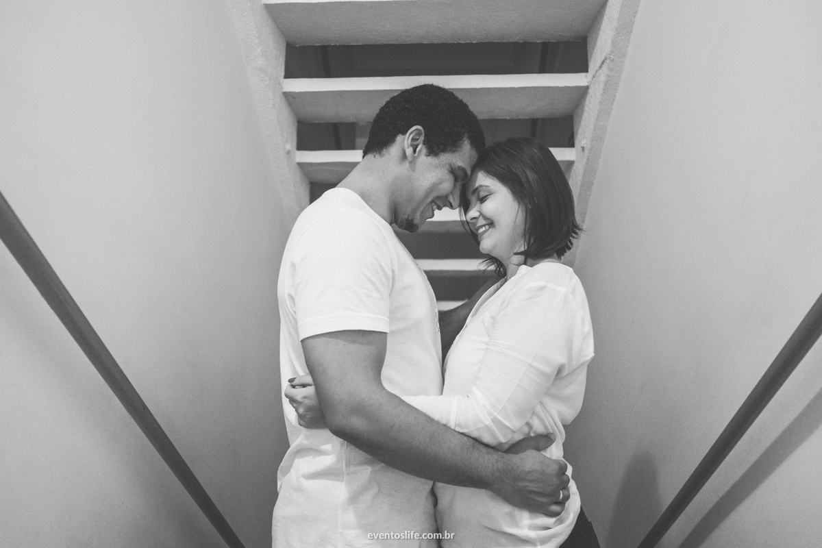 Ensaio Casal, Pré casamento, pré wedding, fotos em casa, namorados, noivos, vida a dois, amor, união, Life Fotografia, Cyndi Omoto, Alex Oliveira, Fotografia Criativa, Fotografia Espontânea, na escada