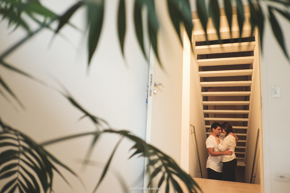 Ensaio Casal, Pré casamento, pré wedding, fotos em casa, namorados, noivos, vida a dois, amor, união, Life Fotografia, Cyndi Omoto, Alex Oliveira, Fotografia Criativa, Fotografia Espontânea, abraçados