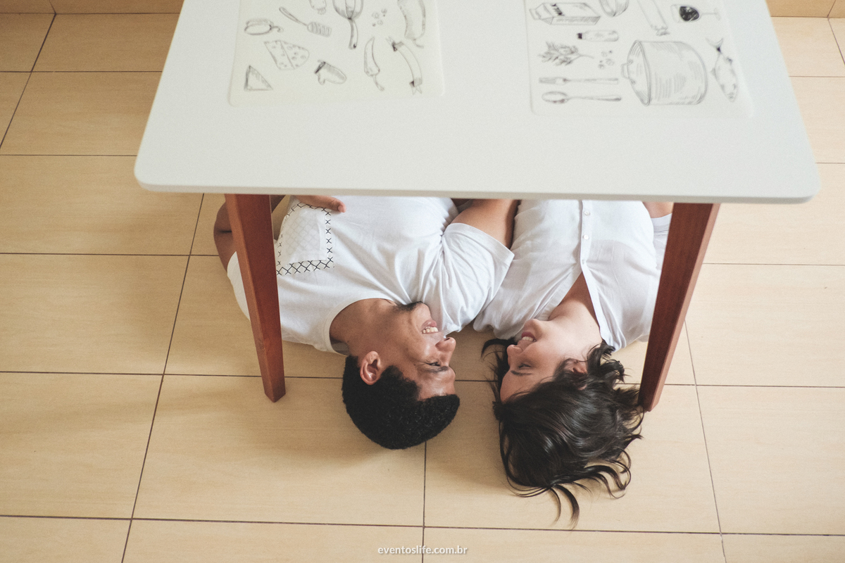 Ensaio Casal, Pré casamento, pré wedding, fotos em casa, namorados, noivos, vida a dois, amor, união, Life Fotografia, Cyndi Omoto, Alex Oliveira, Fotografia Criativa, Fotografia Espontânea, divertido