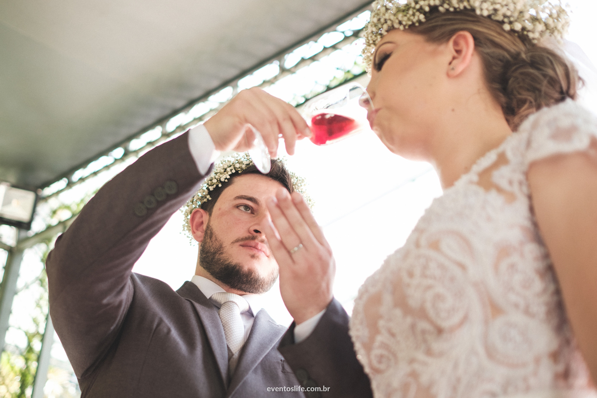 Casamento de dia Santa Victória Sorocaba Amanda e Bruno, Life Fotografia, Cyndi Omoto, Alex Oliveira, Trio Macaíba, Fotografia de casamento Sorocaba, Luz Natural, Noivas 2018, Vou casar, cerimônia, grande dia, yes i do, noiva tomando vinho, anglicana