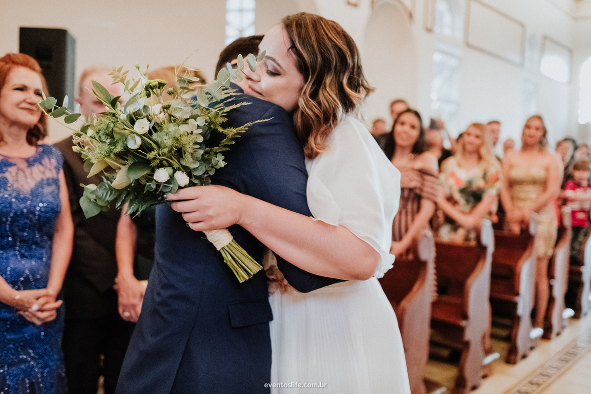Casamento Camila e Guilherme, Fotógrafo de Casamento Sorocaba, Bendita Cafeína, Life Fotografia, Chácara Santa Victória, Case de dia, Inspiração para noivas, be bride, noivas 2018, fotografia espontânea, Sacré Sucrê, Capela Santiago, abraço dos noivos
