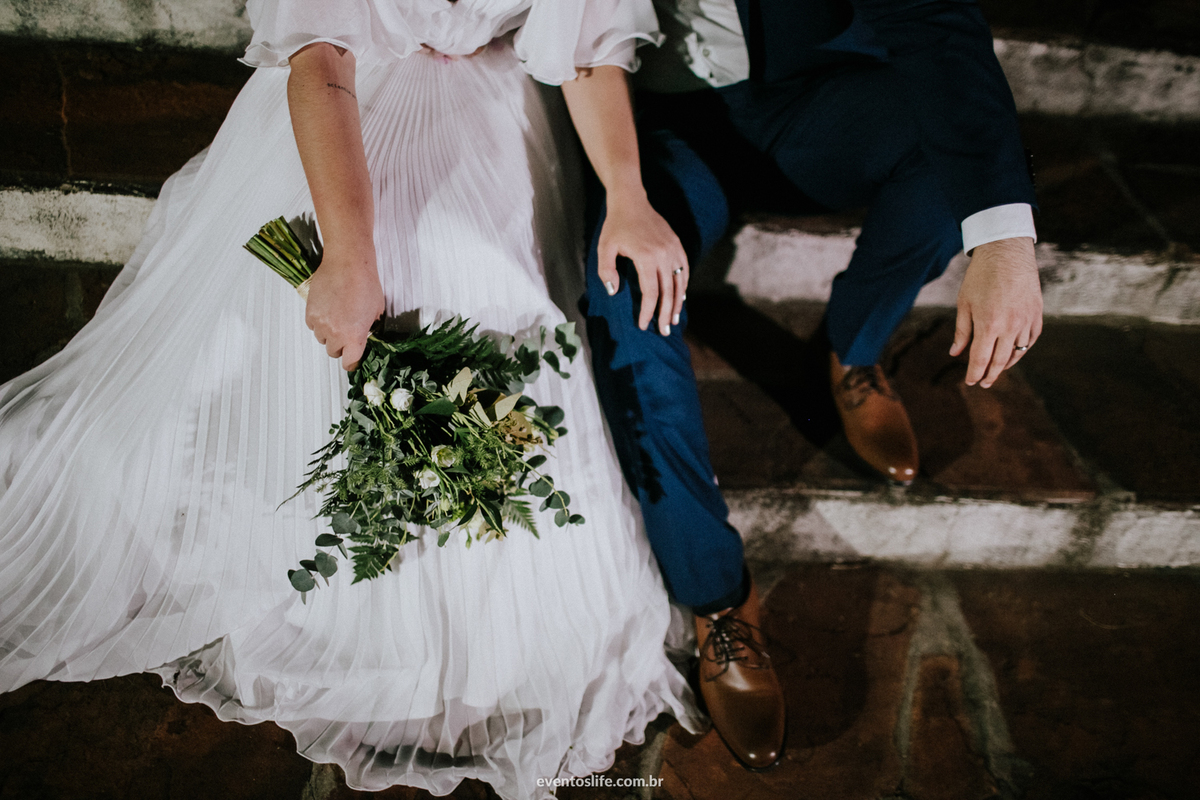 Casamento Camila e Guilherme, Fotógrafo de Casamento Sorocaba, Bendita Cafeína, Life Fotografia, Chácara Santa Victória, Case de dia, Inspiração para noivas, be bride, noivas 2018, fotografia espontânea, Capela Santiago, noivos sentados, buquê