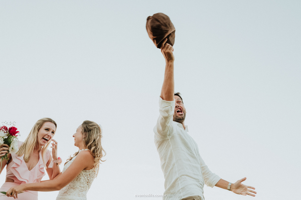 Destination Wedding Montevideo Uruguay, Casamento Mariana e Thiago, Boda, Noivos em Montevidéu, Casamento na vinícola, Bodega, Família Moizo, Case de Dia, Life Fotografia, Noivas 2018, Casamento Sorocaba, Melhor Fotógrafo, noivo divertido, pegando o buque