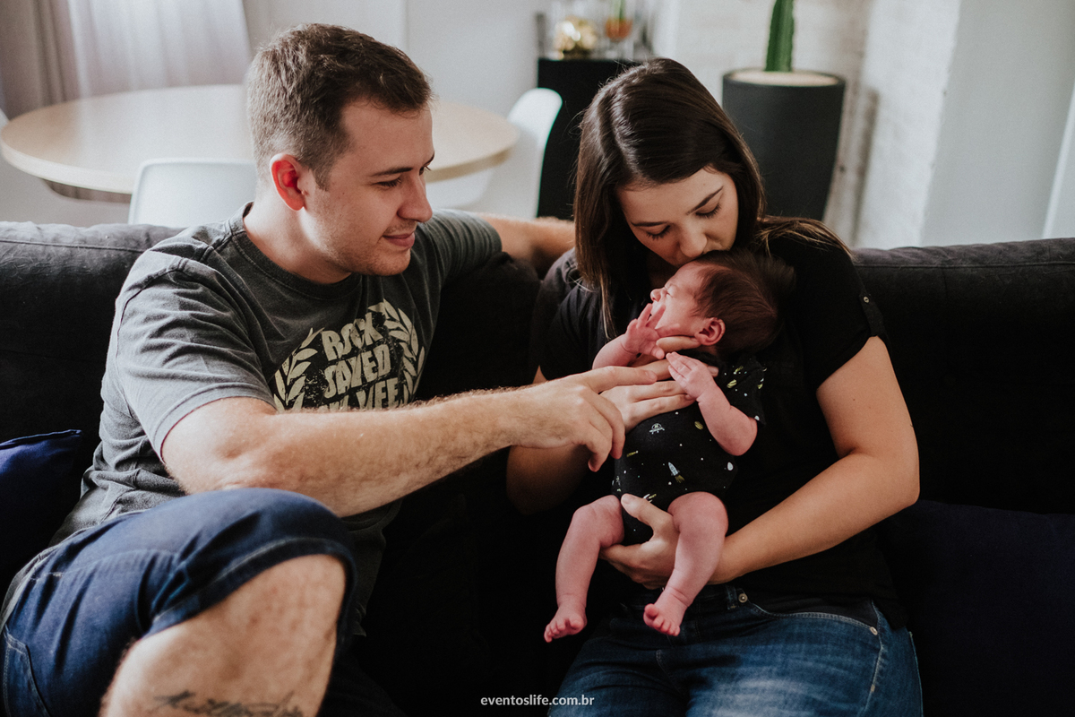 Ensaio família, sessão de fotos, fotografia espontânea, Life Fotografia Sorocaba, São Paulo, Interior, family, acompanhamento do bebê, crescimento do bebê, fotos de bebê, primeiro ano de vida, dinossauros, documental, pais de primeira viagem, beijo