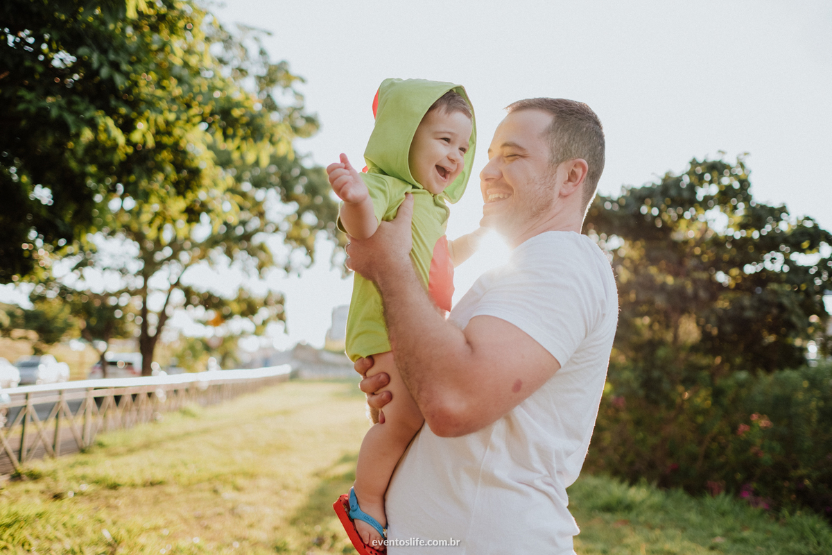 Ensaio família, sessão de fotos, fotografia espontânea, Life Fotografia Sorocaba, São Paulo, Interior, family, acompanhamento do bebê, crescimento do bebê, fotos de bebê, primeiro ano de vida, dinossauros, documental, por-do-sol, sunset, pais e filho