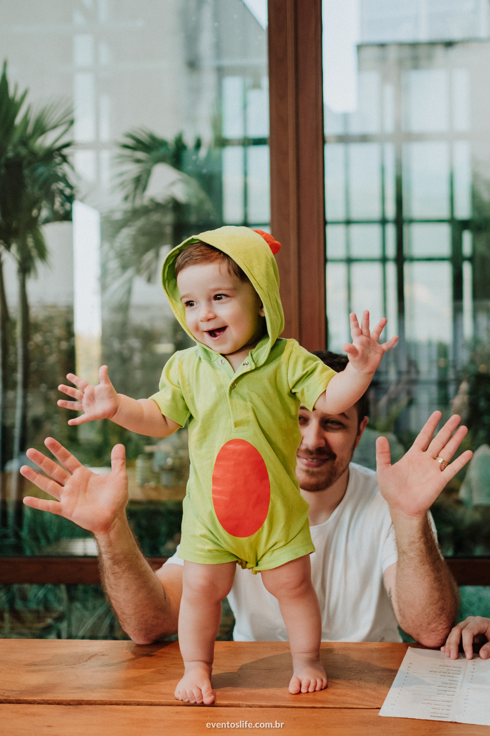 Ensaio família, sessão de fotos, fotografia espontânea, Life Fotografia Sorocaba, São Paulo, Interior, family, acompanhamento do bebê, crescimento do bebê, fotos de bebê, primeiro ano de vida, dinossauros, documental, criança de pé