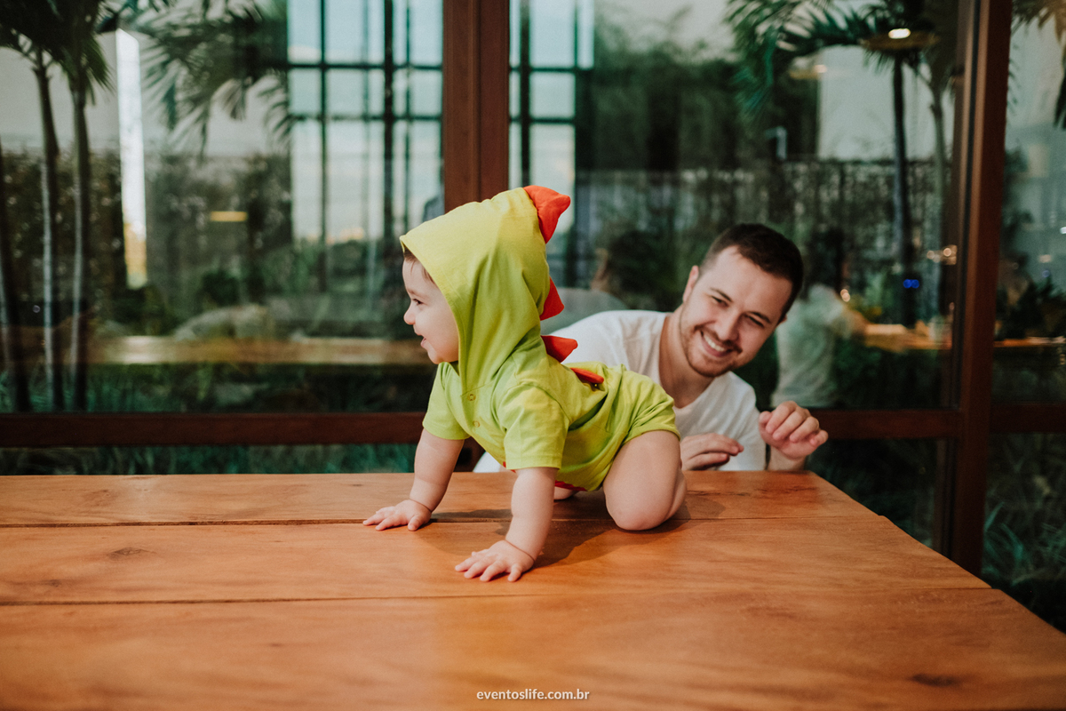 Ensaio família, sessão de fotos, fotografia espontânea, Life Fotografia Sorocaba, São Paulo, Interior, family, acompanhamento do bebê, crescimento do bebê, fotos de bebê, primeiro ano de vida, dinossauros, documental, roupa de dinossauro