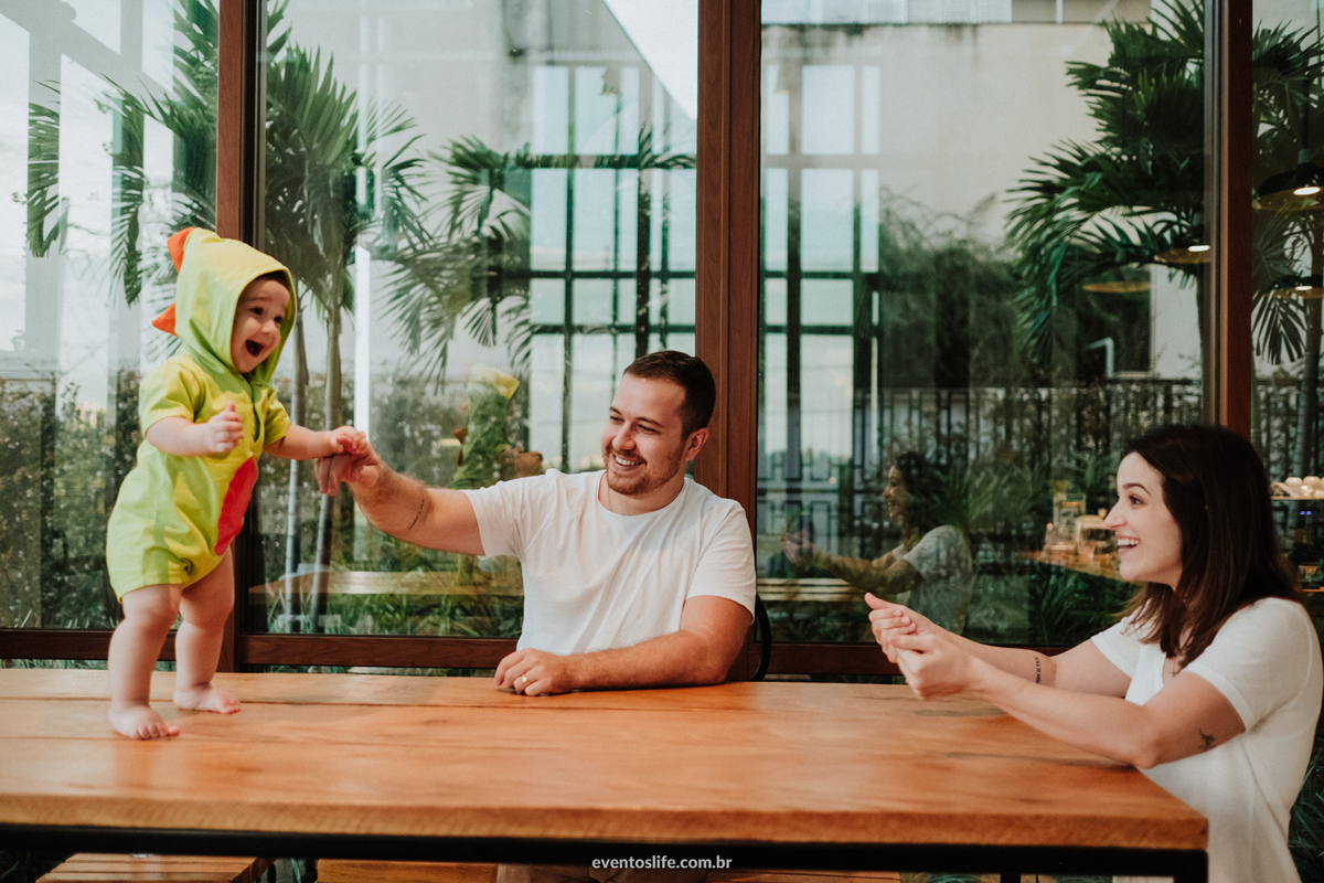 Ensaio família, sessão de fotos, fotografia espontânea, Life Fotografia Sorocaba, São Paulo, Interior, family, acompanhamento do bebê, crescimento do bebê, fotos de bebê, primeiro ano de vida, dinossauros, documental, cafeteria sorocaba