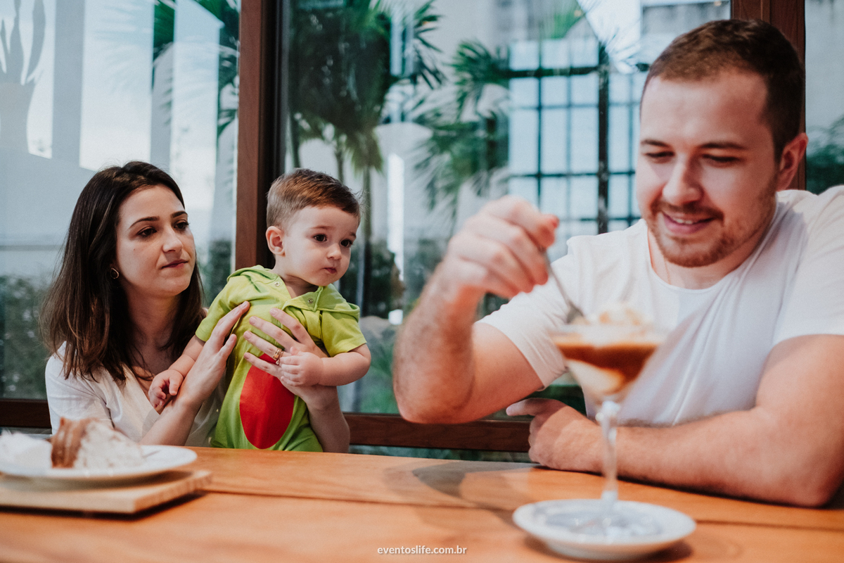 Ensaio família, sessão de fotos, fotografia espontânea, Life Fotografia Sorocaba, São Paulo, Interior, family, acompanhamento do bebê, crescimento do bebê, fotos de bebê, primeiro ano de vida, dinossauros, documental, curioso