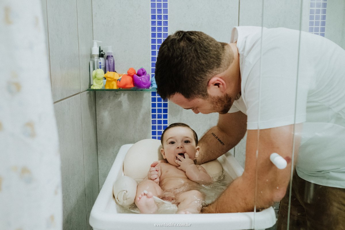 Ensaio família, sessão de fotos, fotografia espontânea, Life Fotografia Sorocaba, São Paulo, Interior, family, acompanhamento do bebê, crescimento do bebê, fotos de bebê, primeiro ano de vida, dinossauros, documental, banho