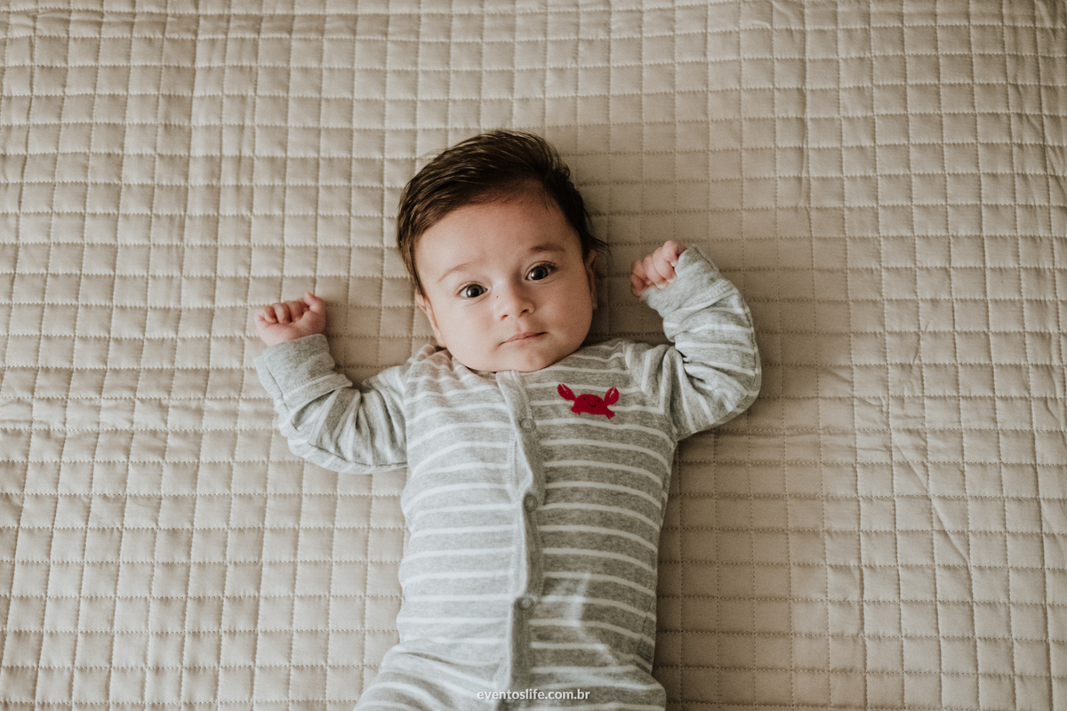 Ensaio família, sessão de fotos, fotografia espontânea, Life Fotografia Sorocaba, São Paulo, Interior, family, acompanhamento do bebê, crescimento do bebê, fotos de bebê, primeiro ano de vida, dinossauros, documental, macacão listrado cinza e branco
