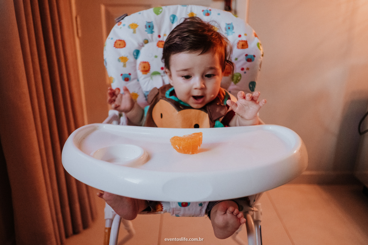 Ensaio família, sessão de fotos, fotografia espontânea, Life Fotografia Sorocaba, São Paulo, Interior, family, acompanhamento do bebê, crescimento do bebê, fotos de bebê, primeiro ano de vida, dinossauros, documental, laranja