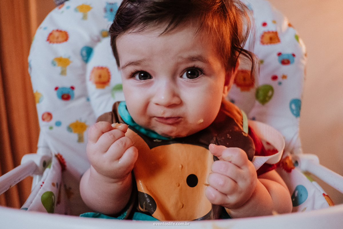 Ensaio família, sessão de fotos, fotografia espontânea, Life Fotografia Sorocaba, São Paulo, Interior, family, acompanhamento do bebê, crescimento do bebê, fotos de bebê, primeiro ano de vida, dinossauros, documental, primeira vez comendo