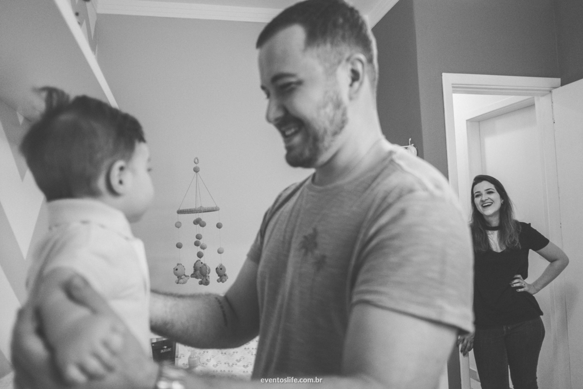 Ensaio família, sessão de fotos, fotografia espontânea, Life Fotografia Sorocaba, São Paulo, Interior, family, acompanhamento do bebê, crescimento do bebê, fotos de bebê, primeiro ano de vida, dinossauros, documental, colocando roupa no bebê