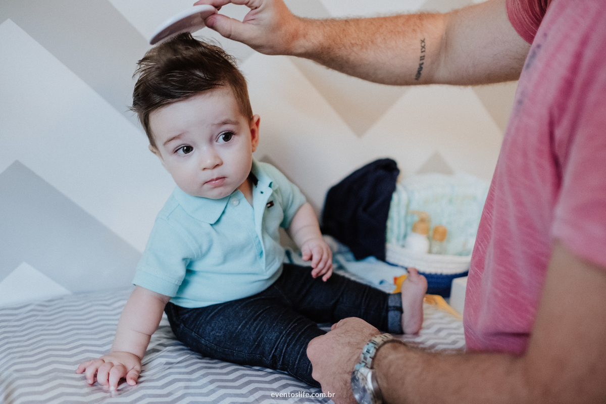 Ensaio família, sessão de fotos, fotografia espontânea, Life Fotografia Sorocaba, São Paulo, Interior, family, acompanhamento do bebê, crescimento do bebê, fotos de bebê, primeiro ano de vida, dinossauros, documental, penteando o cabelo