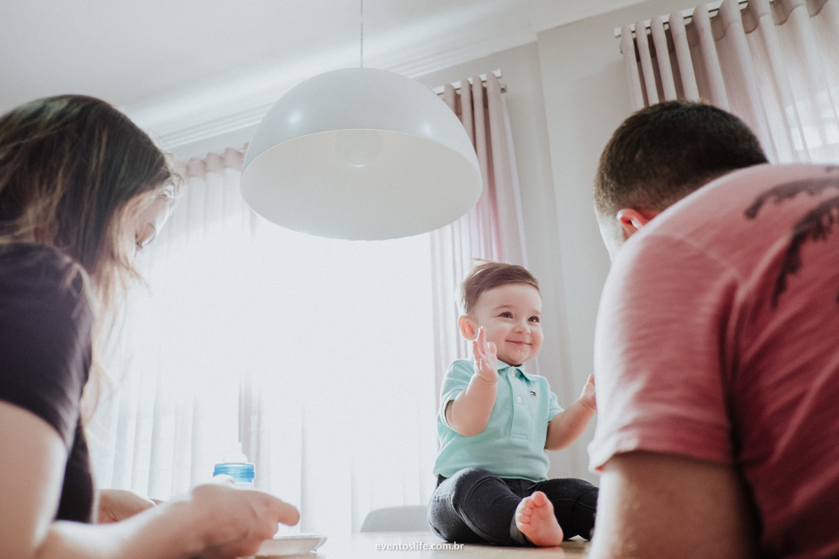 Ensaio família, sessão de fotos, fotografia espontânea, Life Fotografia Sorocaba, São Paulo, Interior, family, acompanhamento do bebê, crescimento do bebê, fotos de bebê, primeiro ano de vida, dinossauros, documental, fotos na sala