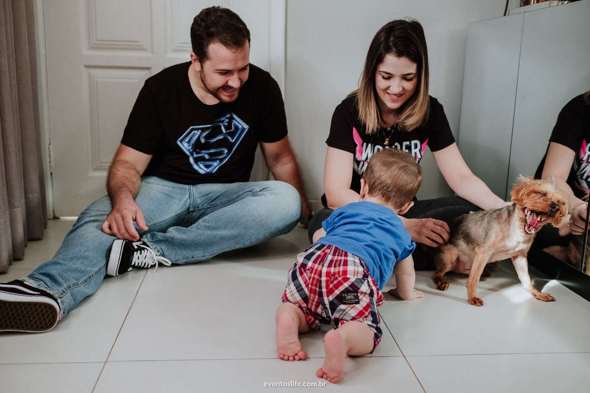 Ensaio família, sessão de fotos, fotografia espontânea, Life Fotografia Sorocaba, São Paulo, Interior, family, acompanhamento do bebê, crescimento do bebê, fotos de bebê, primeiro ano de vida, dinossauros, documental, fotos de cachorros engraçadas