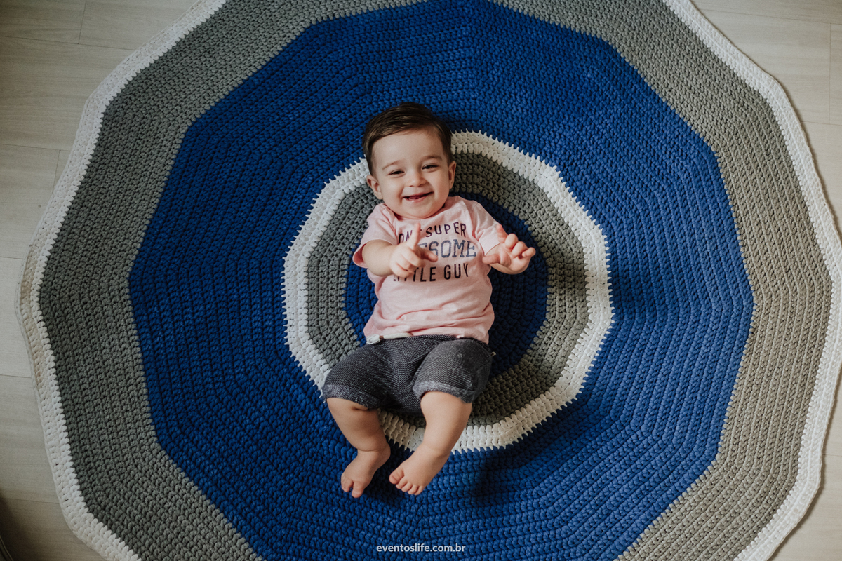 Ensaio família, sessão de fotos, fotografia espontânea, Life Fotografia Sorocaba, São Paulo, Interior, family, acompanhamento do bebê, crescimento do bebê, fotos de bebê, primeiro ano de vida, dinossauros, documental, no tapete que a vó fez