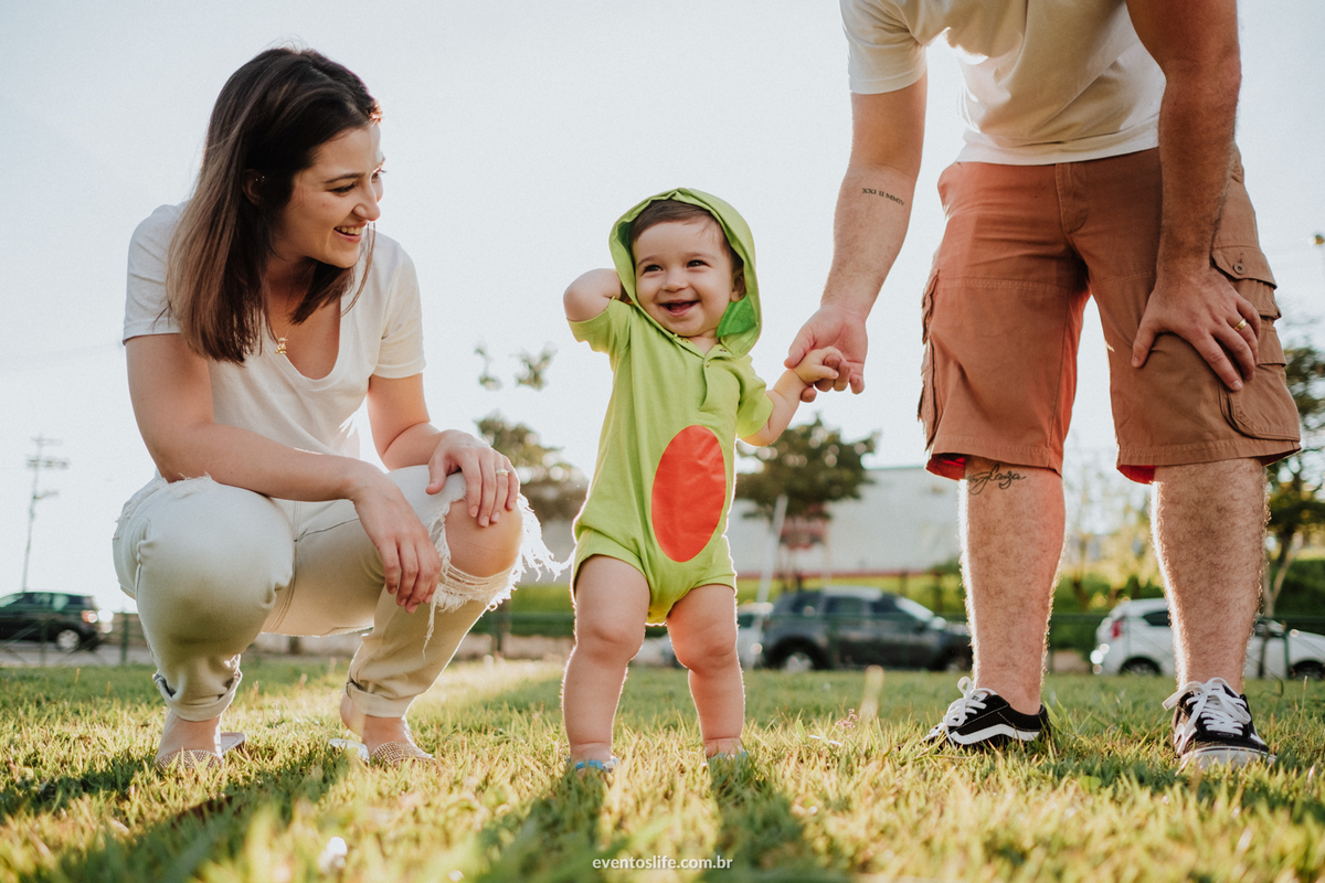 Ensaio família, sessão de fotos, fotografia espontânea, Life Fotografia Sorocaba, São Paulo, Interior, family, acompanhamento do bebê, crescimento do bebê, fotos de bebê, primeiro ano de vida, dinossauros, documental, macacão de dinossauro