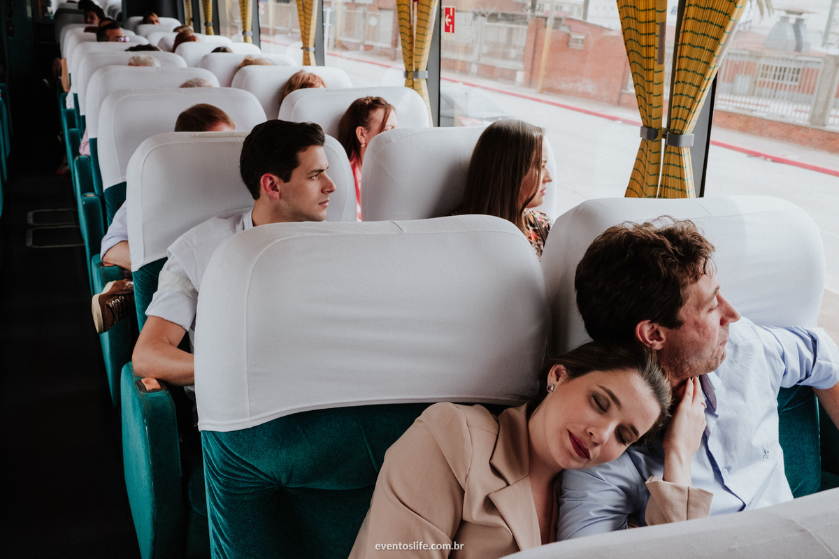 Casamento Mariana e Thiago, Life Fotografia, Montevidéu, Destination Wedding, Destination Photographers, Vinícolas, Bodas, Bodega, Case de Dia, Casamento no Campo, Ar Livre, Fotografia Espontânea, Fotografia de Casamento Sorocaba, ônibus, Caminho, casal
