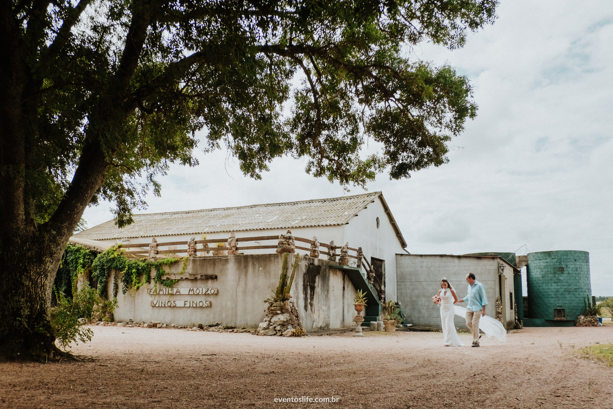 Casamento Mariana e Thiago, Life Fotografia, Montevidéu, Destination Wedding, Destination Photographers, Vinícolas, Bodas, Bodega, Case de Dia, Casamento no Campo, Ar Livre, Fotografia Espontânea, Fotografia de Casamento Sorocaba, Vinícola, Noiva com Pai