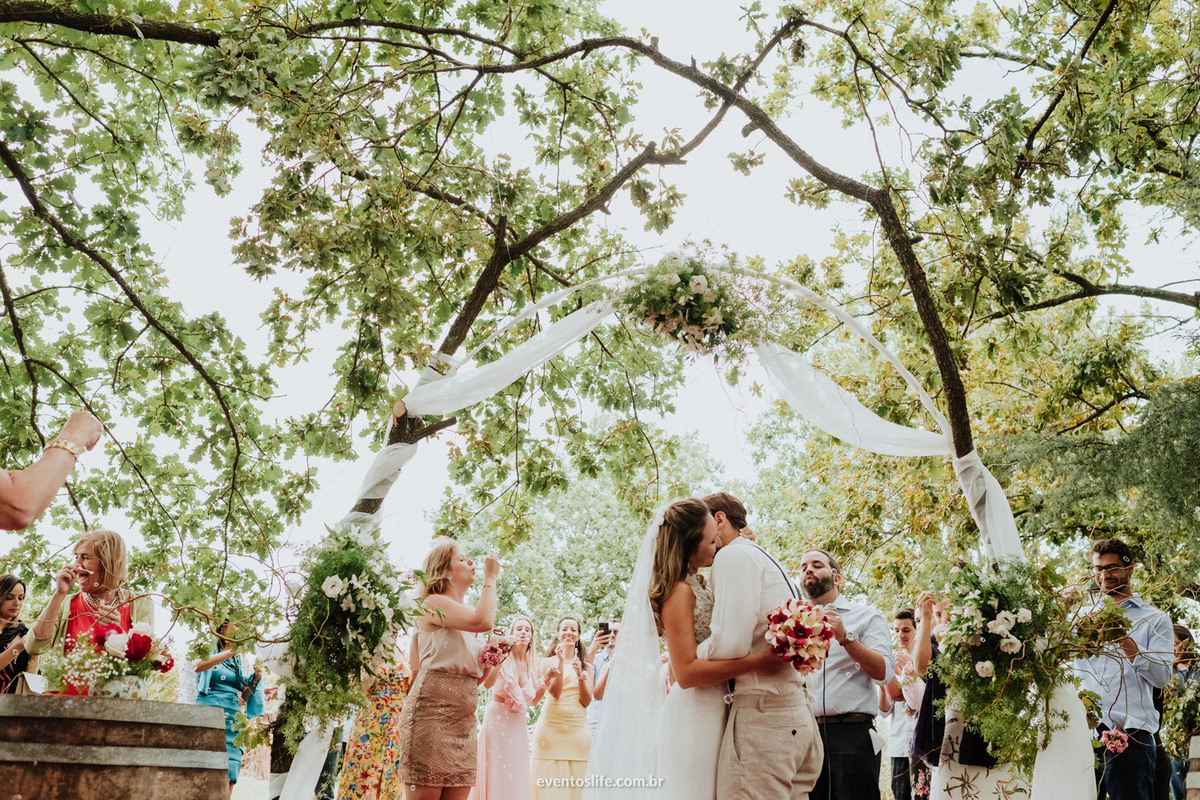 Casamento Mariana e Thiago, Life Fotografia, Montevidéu, Destination Wedding, Destination Photographers, Vinícolas, Bodas, Bodega, Case de Dia, Casamento no Campo, Ar Livre, Fotografia Espontânea, Fotografia de Casamento Sorocaba, Abraço, Primeiro Beijo