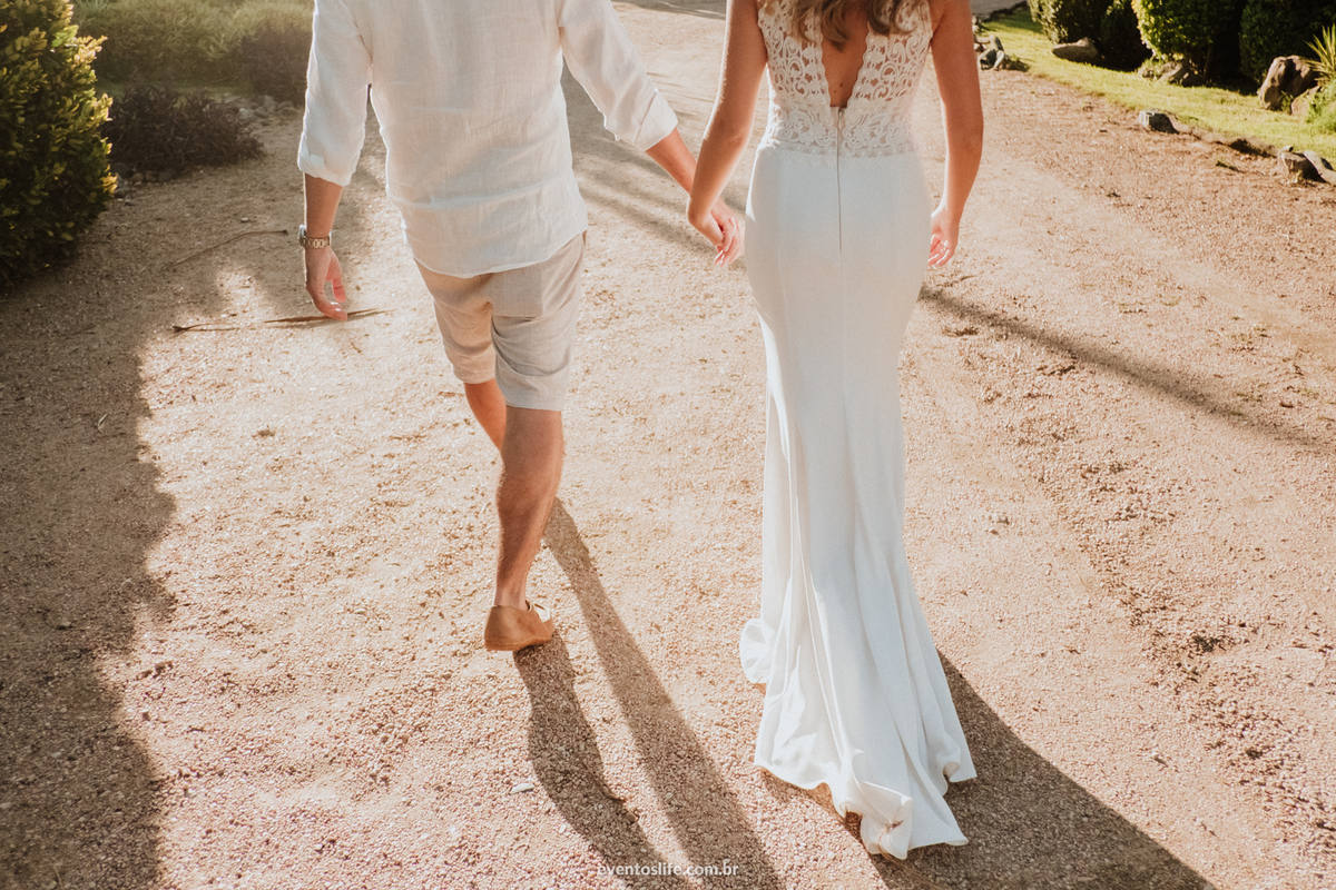 Casamento Mariana e Thiago, Life Fotografia, Montevidéu, Destination Wedding, Destination Photographers, Vinícolas, Bodas, Bodega, Case de Dia, Casamento no Campo, Ar Livre, Fotografia Espontânea, Fotografia de Casamento Sorocaba, Noivos caminhando