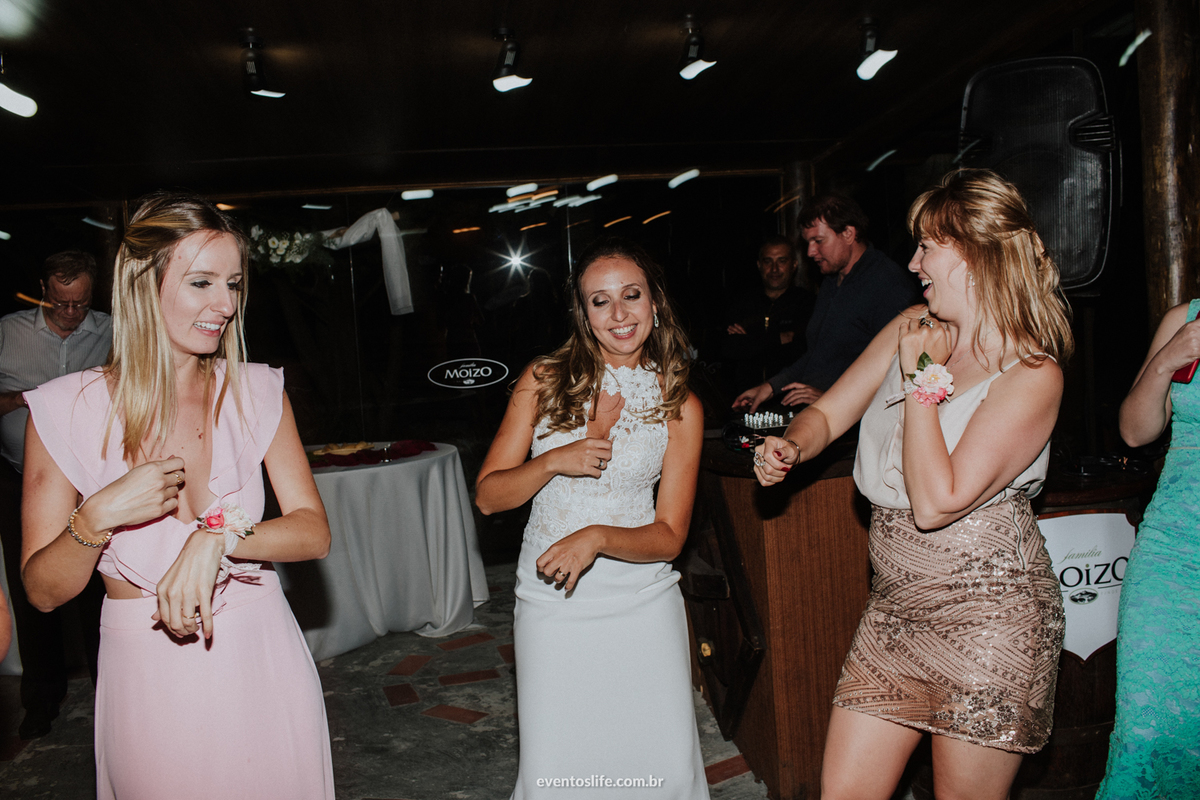 Casamento Mariana e Thiago, Life Fotografia, Montevidéu, Destination Wedding, Destination Photographers, Vinícolas, Bodas, Bodega, Case de Dia, Casamento no Campo, Ar Livre, Fotografia Espontânea, Fotografia de Casamento Sorocaba, Dança animada, pista