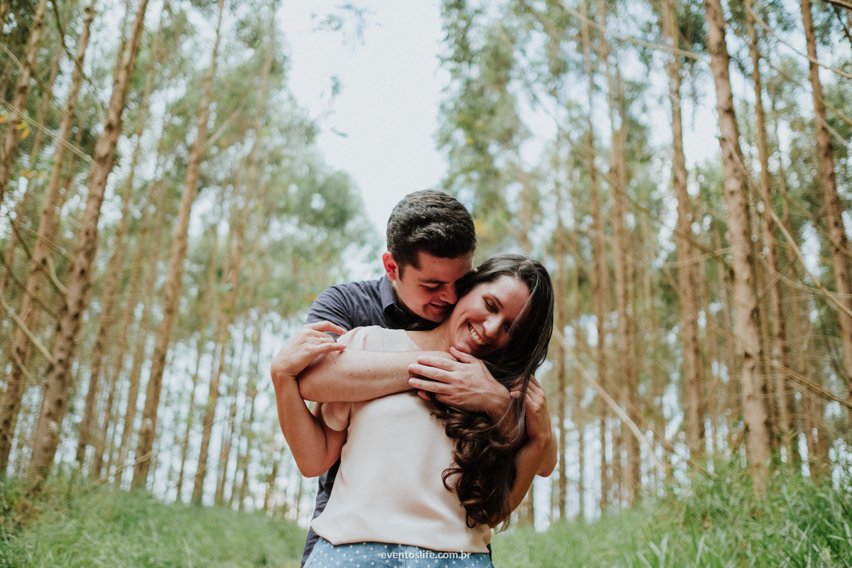 Ensaio Casal, Pré casamento, pré wedding, fotos ao ar livre, namorados, noivos, vida a dois, amor, união, Life Fotografia, Cyndi Omoto, Alex Oliveira, Fotografia Criativa, Inverno, Ensaio no outono, Floresta, Natureza, Abraços, Paixão, Casal apaixonado
