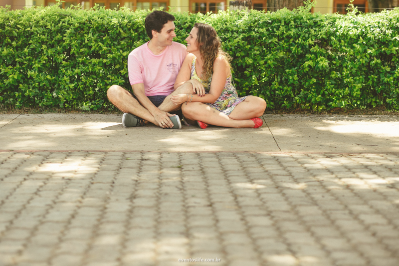 Thais e Daniel, Ensaio Thais e Daniel, Ensaio Holambra, Holambra, Sorocaba, Pré Casamento, Pré Wedding, E-Session, Sessão Pré Casamento, Ensaio Fotográfico, Life Fotografia, Natureza, Amor, Casal apaixonado, Campinas, Itu, Muro verde, roupas claras