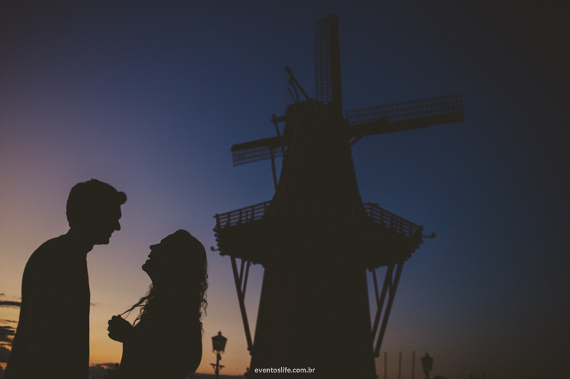 Thais e Daniel, Ensaio Thais e Daniel, Ensaio Holambra, Holambra, Sorocaba, Pré Casamento, Pré Wedding, E-Session, Sessão Pré Casamento, Ensaio Fotográfico, Life Fotografia, Moinho, Moinho de Holambra, Silhueta, Céu Colorido, Pôr do Sol, Risada