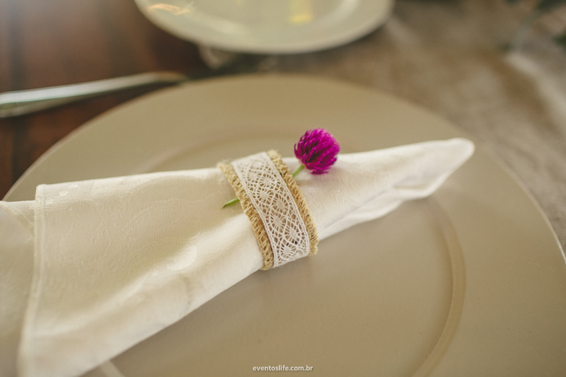 Thais e Daniel, Cerimônia Celta, Wedding, Case de dia, Festa animada, Festa divertida, Casar no interior, Casamento no interior, Casamento de Dia, Life Fotografia, Lapela, Violeta, Prato, Mesa de Casamento, Mesa dos convidados, Decoração da mesa