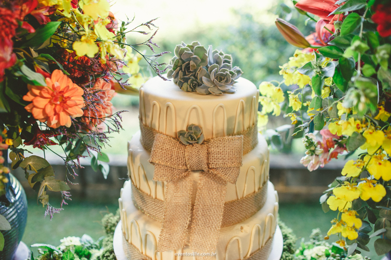 Thais e Daniel, Cerimônia Celta, Wedding, Case de dia, Festa animada, Festa divertida, Casar no interior, Casamento no interior, Casamento de Dia, Life Fotografia, Bolo com Juta, Bolo com suculenta, Suculenta no bolo, Bolo de Casamento, Decoração