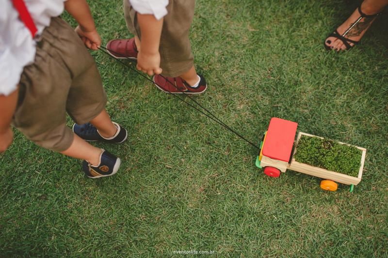 Thais e Daniel, Cerimônia Celta, Wedding, Case de dia, Festa animada, Festa divertida, Casar no interior, Casamento no interior, Casamento de Dia, Life Fotografia, Noivinhos, Entrada dos noivinhos, Carrinho de madeira, Entrada das alianças