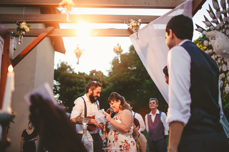 Thais e Daniel, Cerimônia Celta, Wedding, Case de dia, Festa animada, Festa divertida, Casar no interior, Casamento no interior, Casamento de Dia, Life Fotografia, Cerimônia Intima, Amigos cantando, Amigos celebrando cerimônia, Brilho de luz, Cerimônia