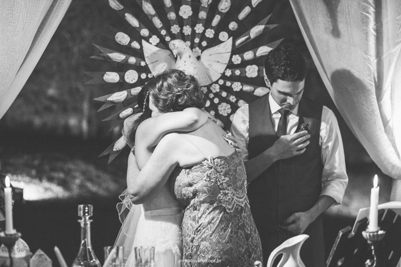 Thais e Daniel, Cerimônia Celta, Wedding, Case de dia, Festa animada, Festa divertida, Casar no interior, Casamento no interior, Casamento de Dia, Life Fotografia, Abraço, Cerimônia emocionante, Aliança do pai, Celta, Casamento Celta