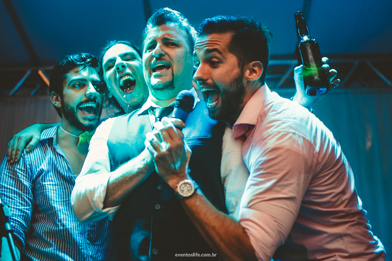 Thais e Daniel, Cerimônia Celta, Wedding, Case de dia, Festa animada, Festa divertida, Casar no interior, Casamento no interior, Casamento de Dia, Life Fotografia, Palco, Luz cênica, Convidado cantando, festa de casamento, festa divertida, evidências
