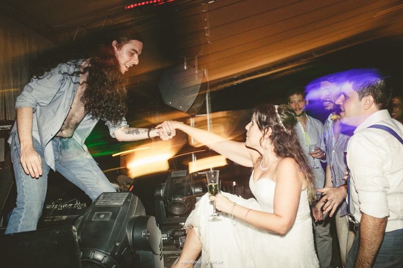 Thais e Daniel, Cerimônia Celta, Wedding, Case de dia, Festa animada, Festa divertida, Casar no interior, Casamento no interior, Casamento de Dia, Life Fotografia, Noiva no palco, Noiva subindo no palco, Rock Party, Wedding Party