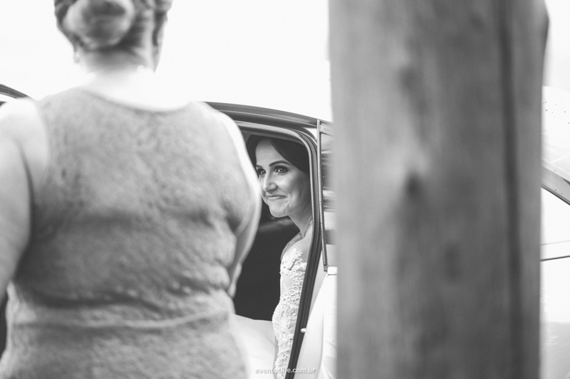 Casamento Carol e Thiago, Carol e Thiago, Wedding, Case de dia, Casar no interior, Casamento no interior, Casamento de Dia, Casamento ao ar livre, Espaço Alvorada, Fazenda Alvorada, Life Fotografia, Noiva no carro, olhar pra mãe, olhar emocionado, Foto PB