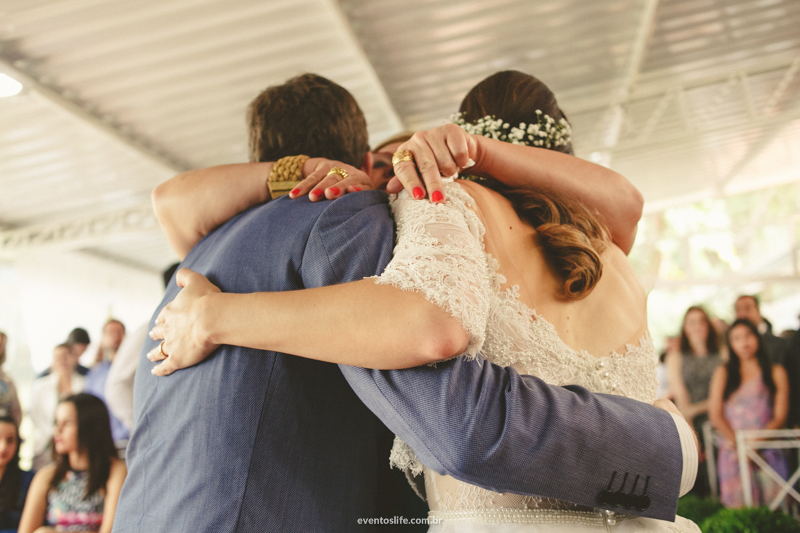 Casamento Carol e Thiago, Carol e Thiago, Wedding, Case de dia, Casar no interior, Casamento no interior, Casamento de Dia, Casamento ao ar livre, Espaço Alvorada, Fazenda Alvorada, Life Fotografia, Abraço da mãe, Abraços no casamento, abraço carinhoso