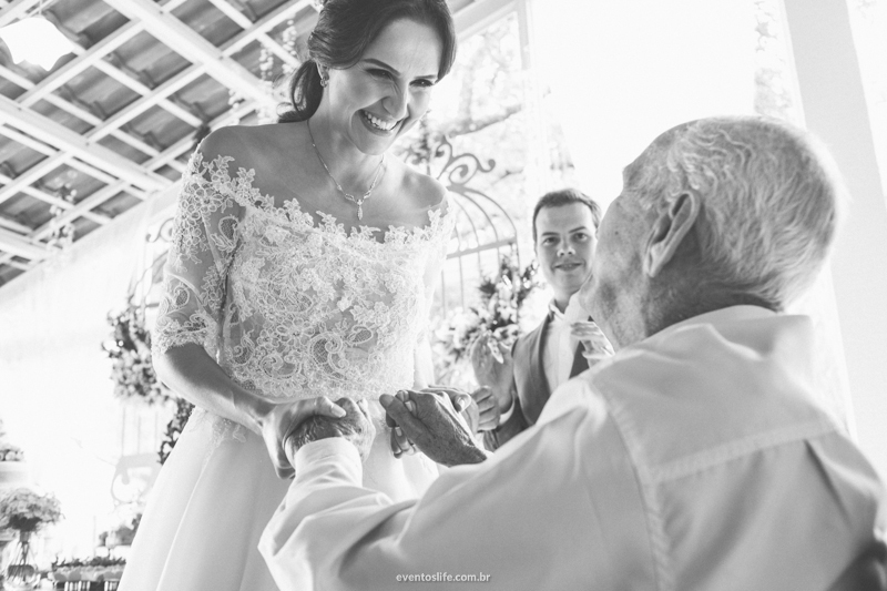 Casamento Carol e Thiago, Carol e Thiago, Wedding, Case de dia, Casar no interior, Casamento no interior, Casamento de Dia, Casamento ao ar livre, Espaço Alvorada, Fazenda Alvorada, Life Fotografia, Amor de família, Carinho de Vô, Noiva com o avô, Emoção