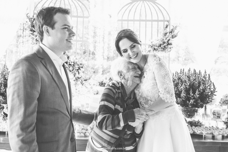 Casamento Carol e Thiago, Carol e Thiago, Wedding, Case de dia, Casar no interior, Casamento no interior, Casamento de Dia, Casamento ao ar livre, Espaço Alvorada, Fazenda Alvorada, Life Fotografia, Amor de avó, Carinho de avó, Abraço da Noiva na Avó