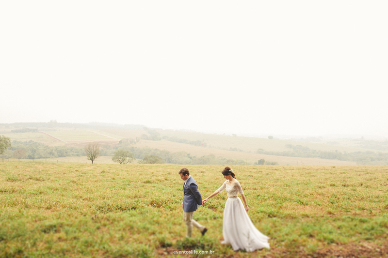 Casamento Carol e Thiago, Carol e Thiago, Wedding, Case de dia, Casar no interior, Casamento no interior, Casamento de Dia, Casamento ao ar livre, Espaço Alvorada, Fazenda Alvorada, Life Fotografia, Neblina, Neblina no casamento, Noivos caminhando