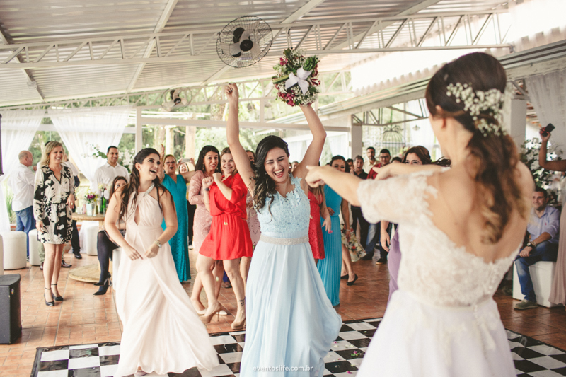 Casamento Carol e Thiago, Carol e Thiago, Wedding, Case de dia, Casar no interior, Casamento no interior, Casamento de Dia, Casamento ao ar livre, Espaço Alvorada, Fazenda Alvorada, Life Fotografia, Hora do Buquê, Jogar o Buquê, Jogando o buquê, Comemorar